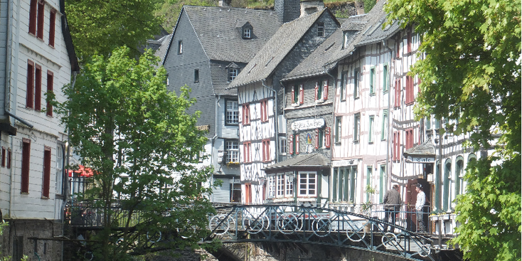 Monschau-koopmanshuizen-vakmanshuizen-rivier-Roer-brug-Duitsland