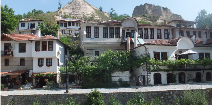 Melnik-Ottomaanse-witte-huizen-balkon-Bulgarije