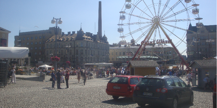 Tampere-reuzenrad-kerk-straatleven-kraampje-kermis-Finland