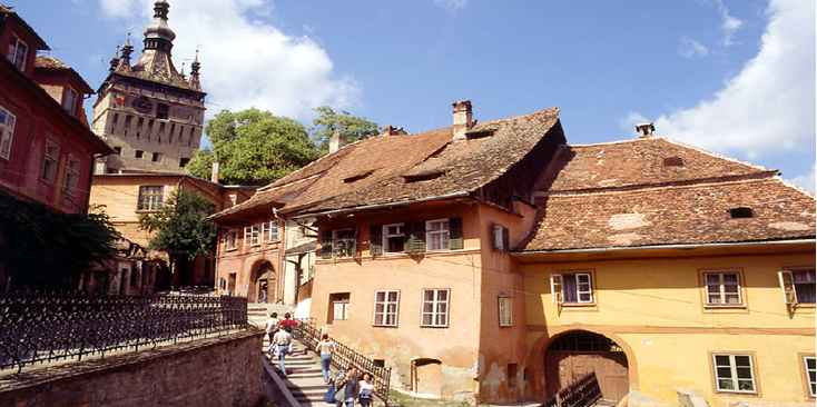 Sighisoara-Roemenië-afgebladderde-huizen-kozijnen-kerk