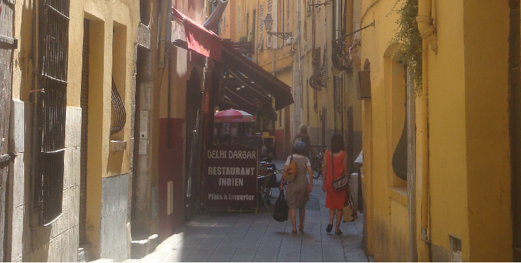 Nice-Frankrijk-smalle-straatjes-steegjes-restaurant