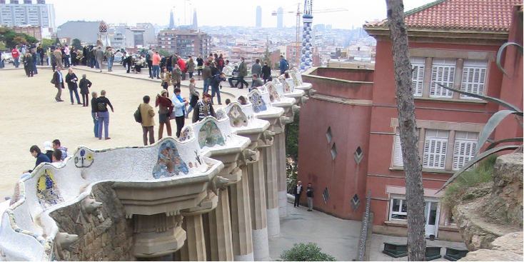 Quell-park-Gaudi-bankjes-columns-pilaren-Barcelona-Spanje