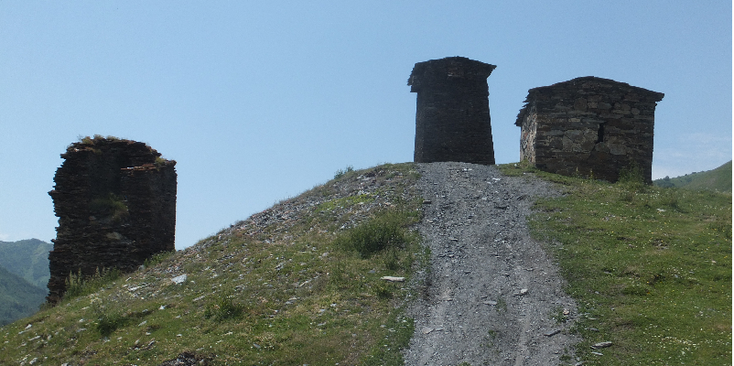 Ushguli-Enguri-vallei-rivier-Svaneti-Kaukasus-wachttorens-Georgië