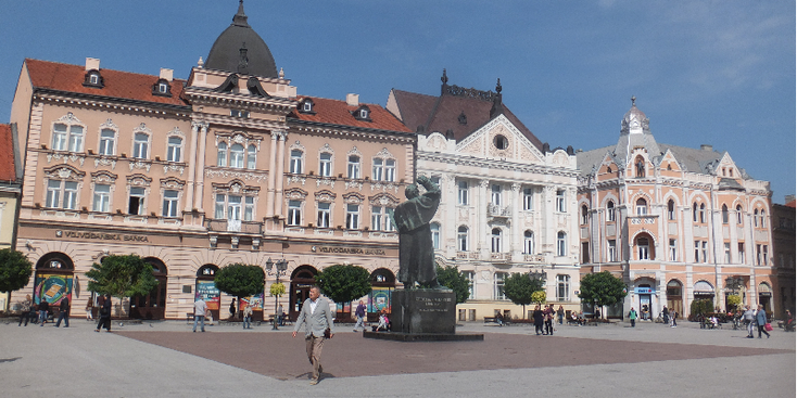 Novi-Sad-plein-stadhuis-standbeeld-Servië