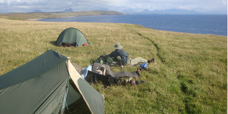 Point-of-Stoer-wildkamperen-tent-Atlantische-Oceaan-Schotland