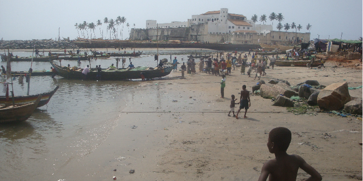 Elmina-slavenforten-Cape-Coast-Ghana-Goudkust-kanonnen-fort-boten-kust-vissers