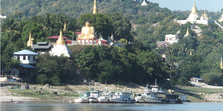 Mandalay-Irrawaddy-rivier-boot-oever-Myanmar-Birma