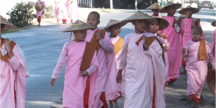 Mandalay-roze-jurk-monnik-rieten-hoed-Myanmar-Birma-straatleven
