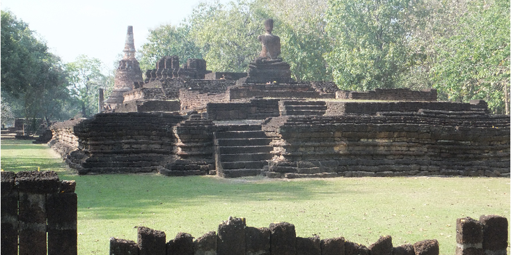 Kamphaeng-Phet-Boeddha-beeld-liggend-historisch-park-muur-Thailand