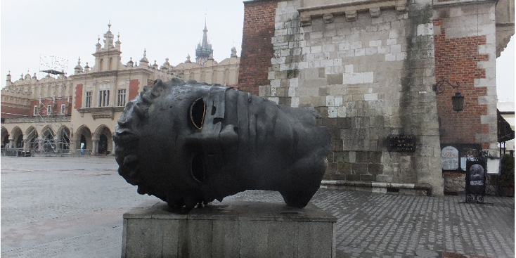 Rynek-Glowny-plein-Romeins-hoofd-Krakow-Polen
