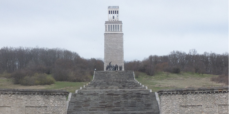 Buchenwald-straat-der-Naties-toren-monument-gedenkteken-Gedenkstatte-beeld-Weimar-Duitsland