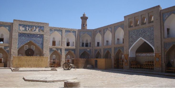 Khiva-plein-Ichon-Kala-medressa-Islam-Koran-school-poort-blauwe-tegels-minaret-Oezbekistan