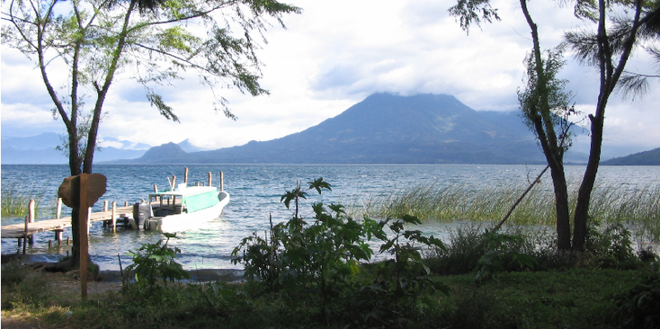 Lago-de-Atitlan-Panajachel-Guatemala-meer-vulkaan-boot