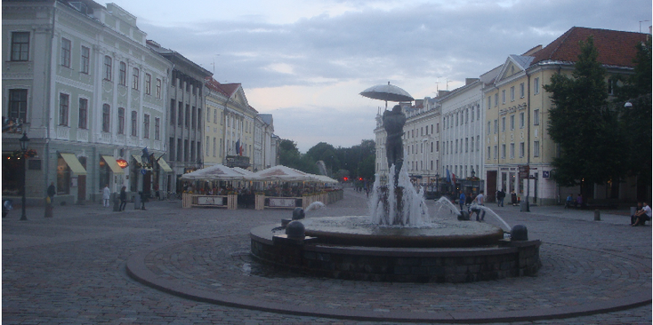 Tartu-marktplein-kussend-paar-fontein-beeld-terras-Estland