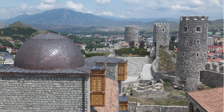 Akhalsikhe-kasteel-Georgië-houten-balkons-wachttorens-stadsmuren-vesting