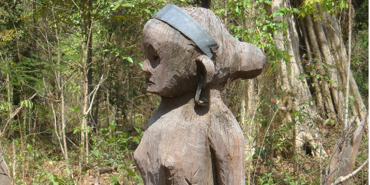 Tom-Puon-Ban-Lung-begraafplaats-houten-beelden-poppen-figuren-graf-Cambodja-Ratanakiri