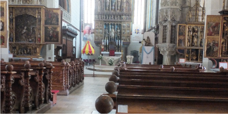 Bardejov-St-Egidius-Basilica-kerk-altaar-stoelen-Slowakije