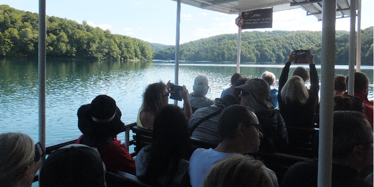 Plitvice-nationaal-park-boot-ferry-meer-Kroatië