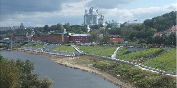Smolensk-Dnjepr-rivier-Kathedraal-groen-stadsmuur-Rusland