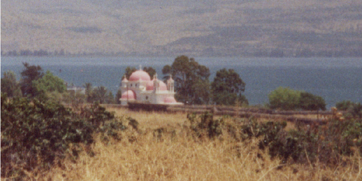 Kapernaum-meer-van-Galilea-Jezus-roze-koepel-Israël