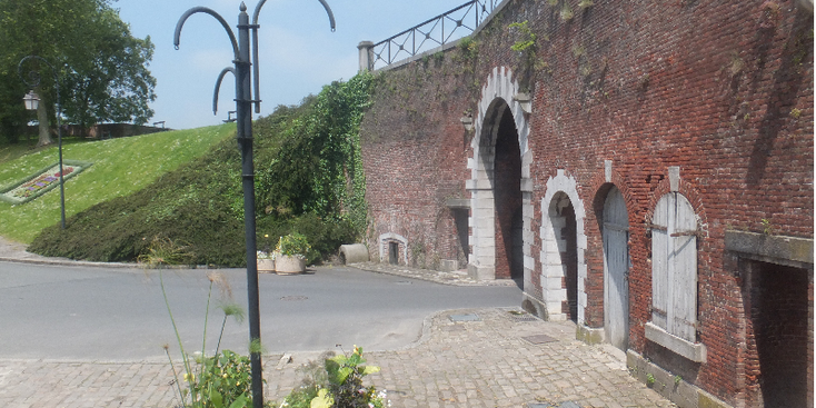 Montrieul-sur-Mer-poort-ingang-stadsmuur-Vauban-Frankrijk-dorp