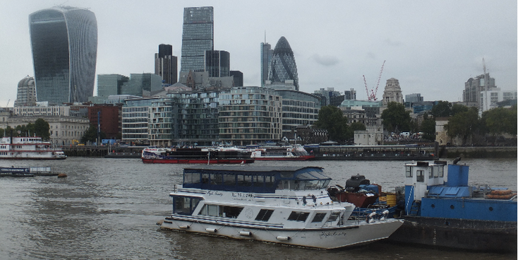 Theems-rivier-Thames-moderne-gebouwen-glas-woontorens-kantoren-boten-Londen-Engeland