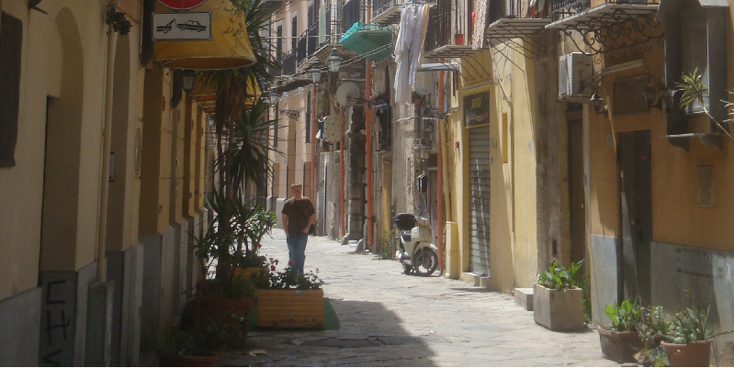 Palermo-steeg-bloempot-balkon-Sicilië-Italië