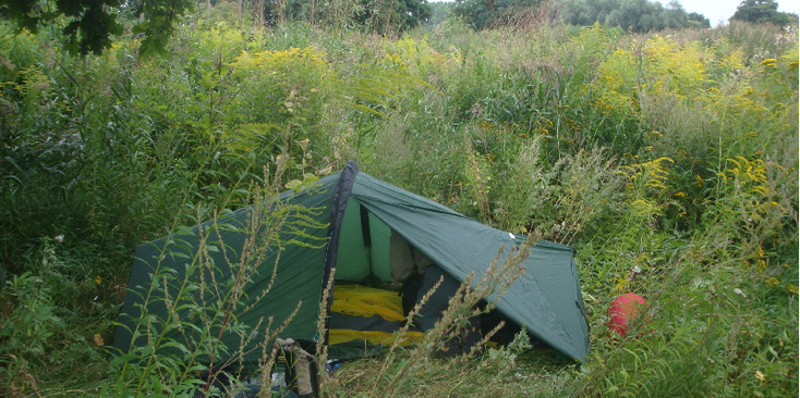 Wildkamperen-Lodz-tent-veld-Polen