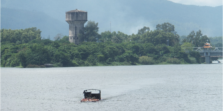 Perfume-rivier-Phu-Xuan-brug-watertoren-boot-Vietnam