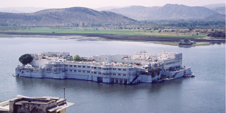 Udaipur-Rajasthan-balkon-Octopussy-hotel-eiland-India