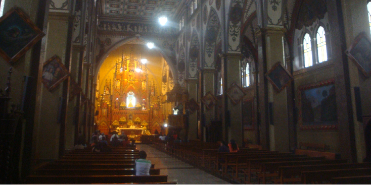 Banos-basiliek-Katholiek-kerk-klooster-altaar-Ecuador