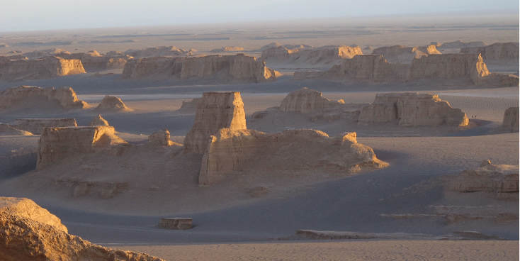 Kaluts-Iran-woestijn-heet-rotsen-Dasht-e-Lut-erosie