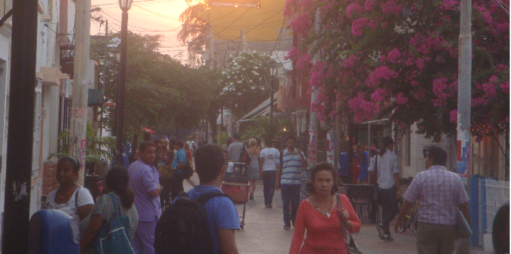 Santa-Marta-Colombia-kust-stad-uitzicht-zee-straatleven