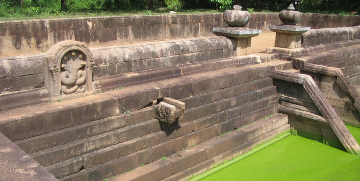Kattum-Pohura-twin-ponds-vijver-alg-Anuradhapura-Sri-Lanka