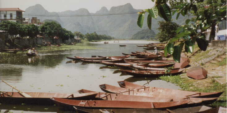 Perfume-rivier-bootjes-tour-karstgebergte-Vietnam