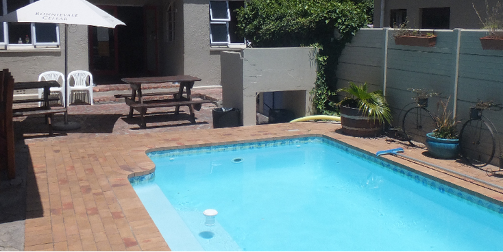 Hermanus-Backpackers-Hostel-zwembad-Zuid-Afrika