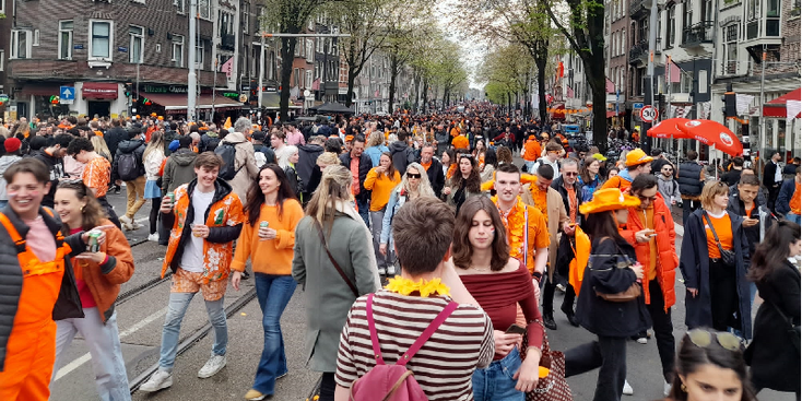 Koningsdag-Rozengracht-oranje-druk-bier-Amsterdam