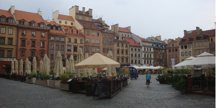 Rynek-starego-miasta-terras-Warchau-Polen