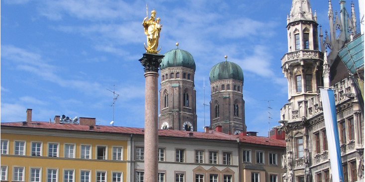 Mariensaule-Marienplatz-zuil-München-Duitsland-kerk-gouden-beeld
