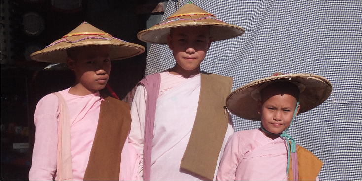 Hsipaw-monnik-straatleven-Myanmar