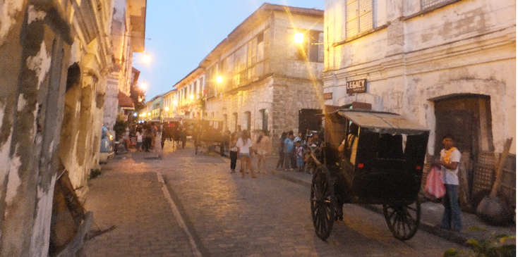 Vigan-kalesa-paard-en-wagen-verlicht-Mestizo-wijk-koloniaal-pand-Spaans-Filipijnen