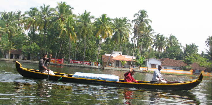 Backwaters-Kerala-Alleppey-rivierleven-India-rieten-boten