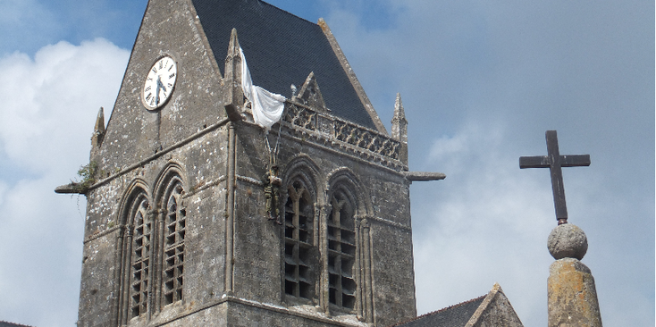 Sainte-Mère-Église-kerktoren-parachute-John-Steele-D-day-Overlord-invasie-Normandië-Frankrijk