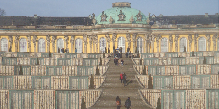 Potsdam-Sansoucci-paleis-Hohenzollern-keizer-koepel-groen-trappen-Duitsland