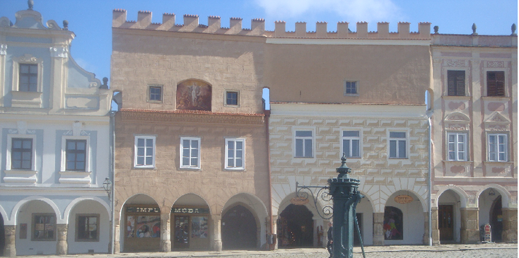 Telc-Namesti-Zachariase-Z-Hradce-driehoeks-plein-Tsjechie-gekleurde-koopmanshuizen