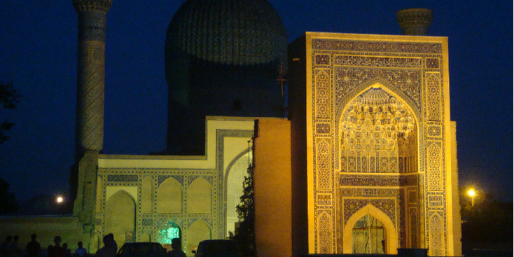 Registan-Samarkand-verlicht-donker-Oezbekistan