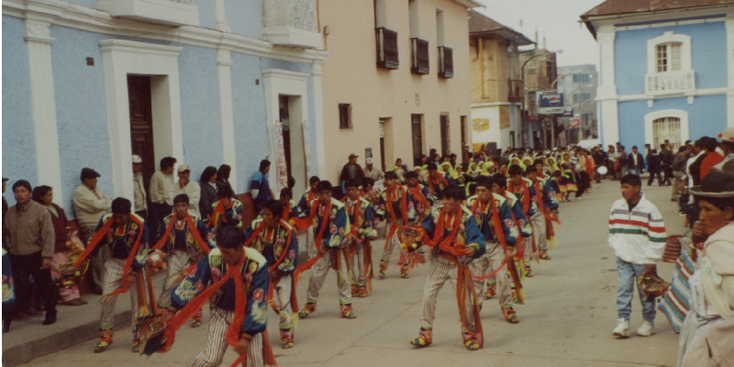 Copacobana-Titicaca-meer-dansen-traditionele-kleding-dorp-Bolivia
