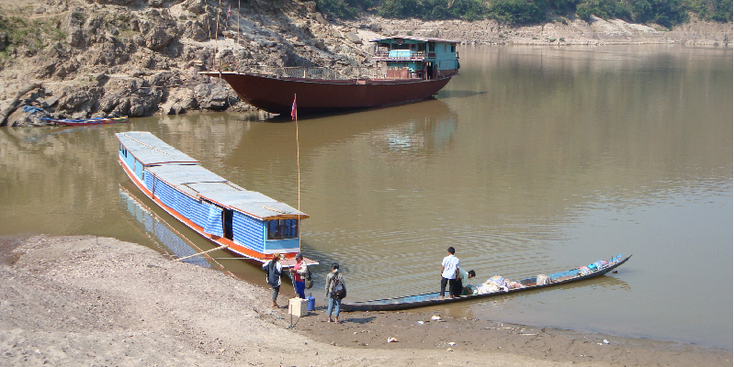 Tha-Suang-Hongsa-haventje-boot-Laos