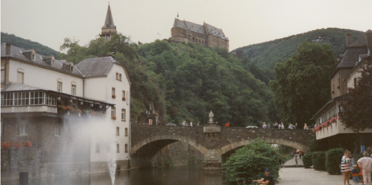 Vianden-kasteel-brug-rivier-fontein-Luxemburg