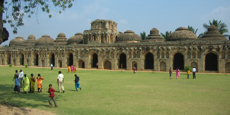 Elephants-Stables-olifanten-stallen-Hampi-India